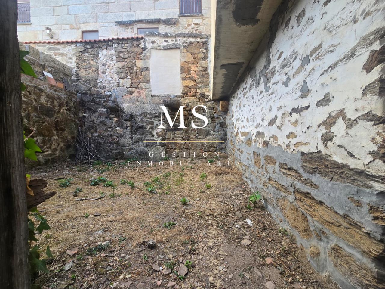 Casa de piedra de 1960 para rehabilitar en la Zona de Ribadavia, con patio y singular entrada de cantería.