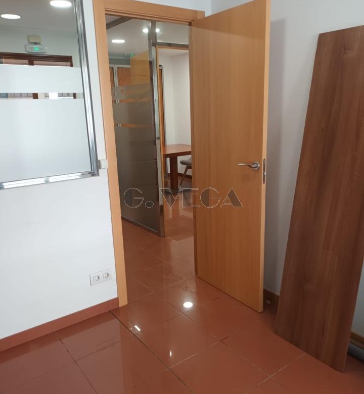 Oficina con cuatro despachos.