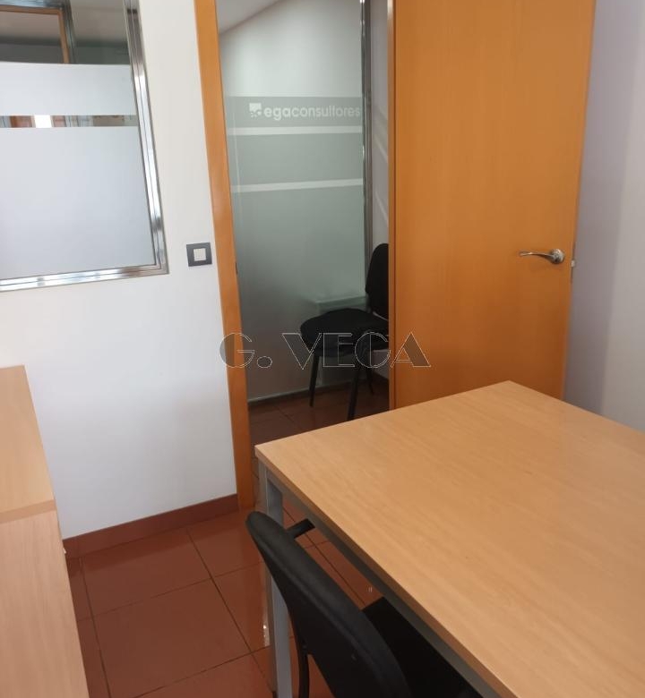 Oficina con cuatro despachos.