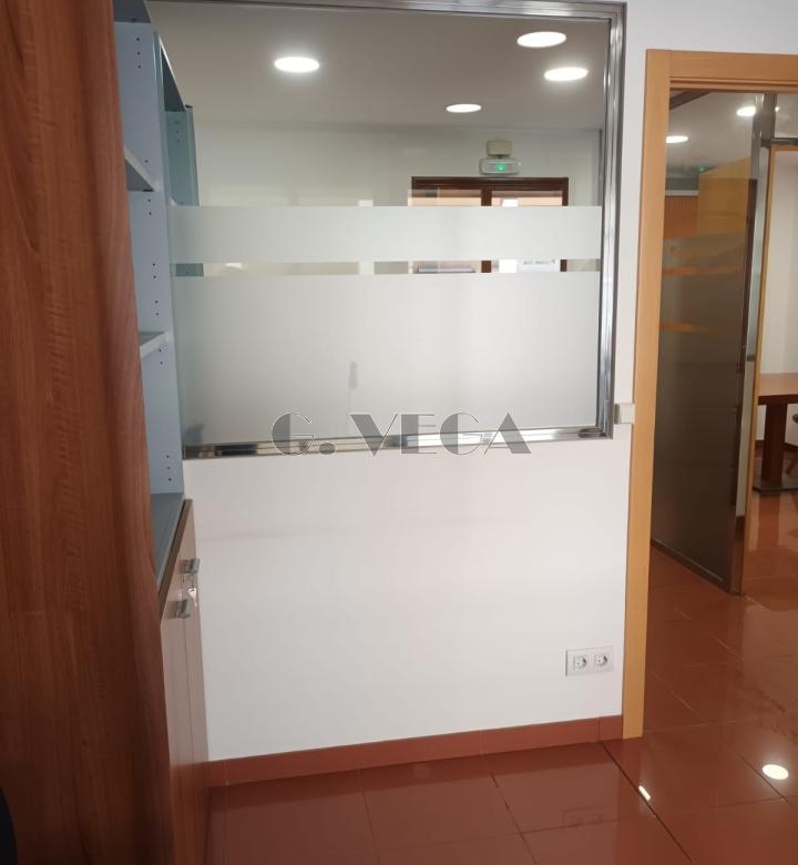 Oficina con cuatro despachos.