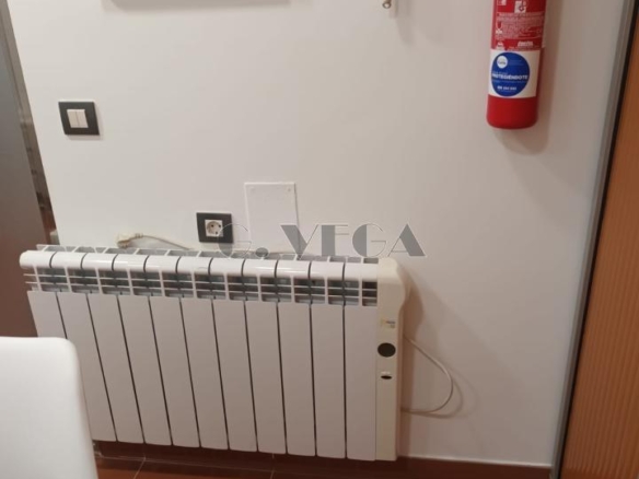 Oficina con cuatro despachos.