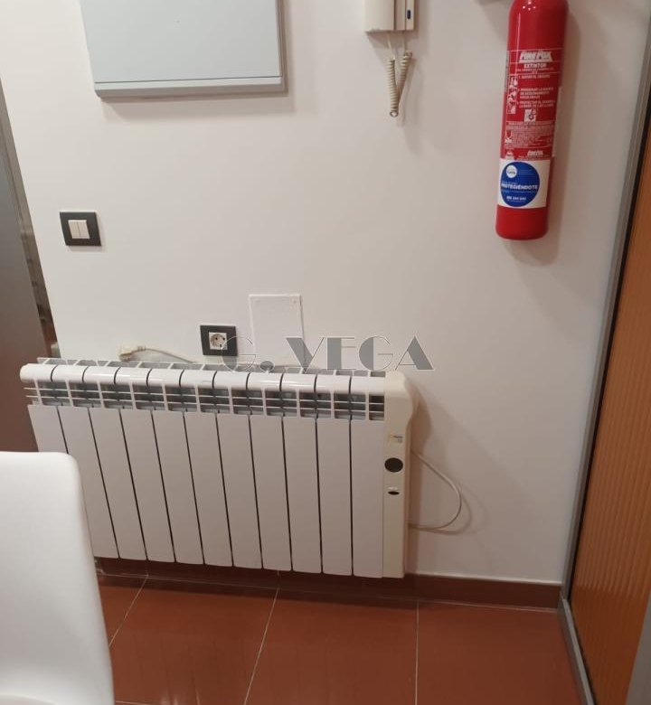Oficina con cuatro despachos.