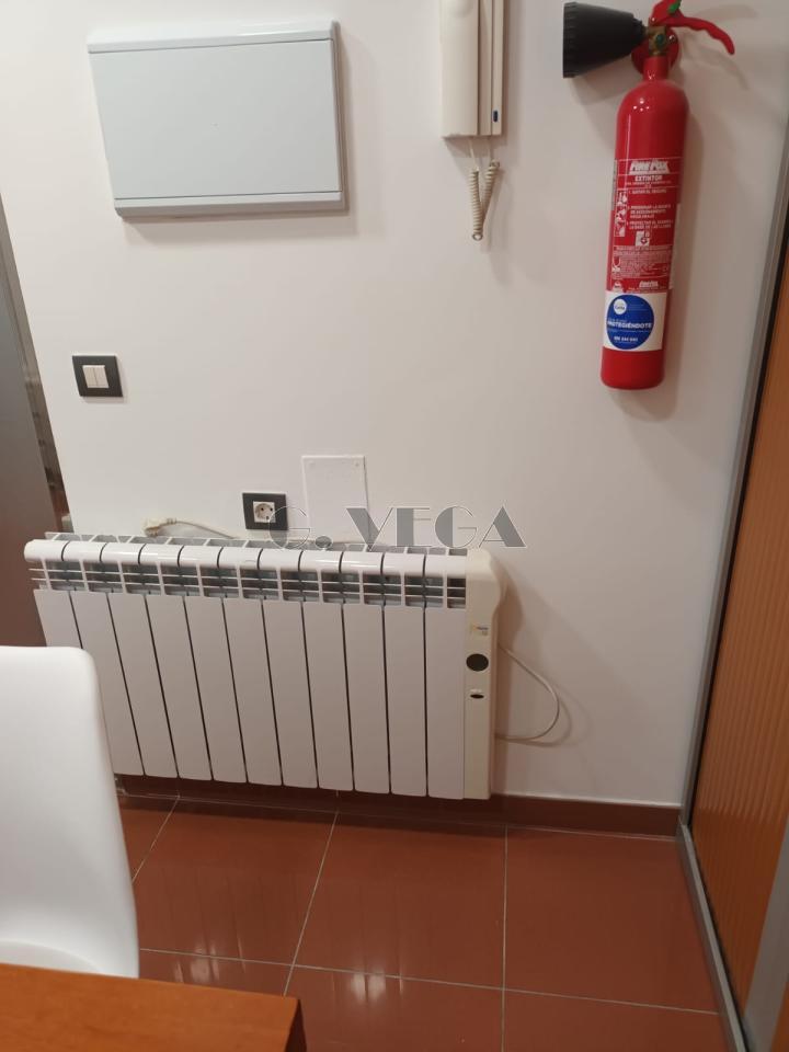 179130390539600029782_179130372162 Oficina con cuatro despachos.