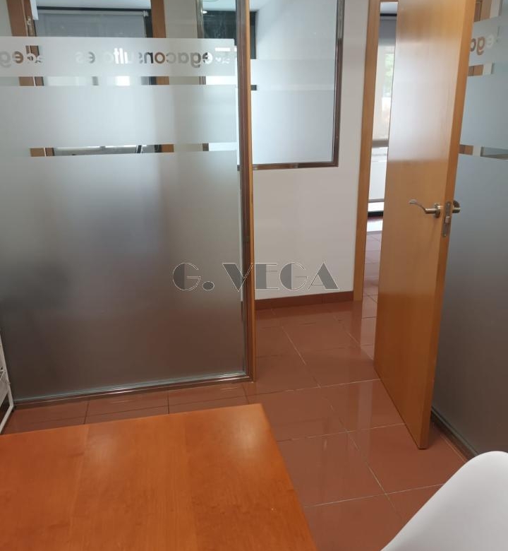 Oficina con cuatro despachos.