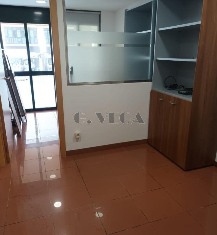 Oficina con cuatro despachos.