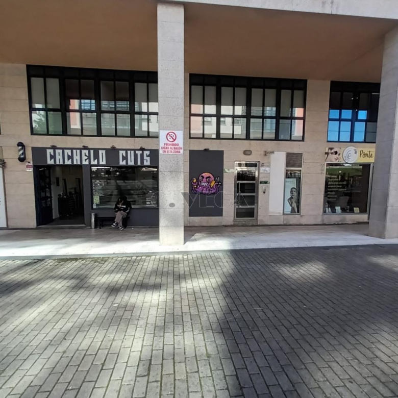 Oficina con cuatro despachos.
