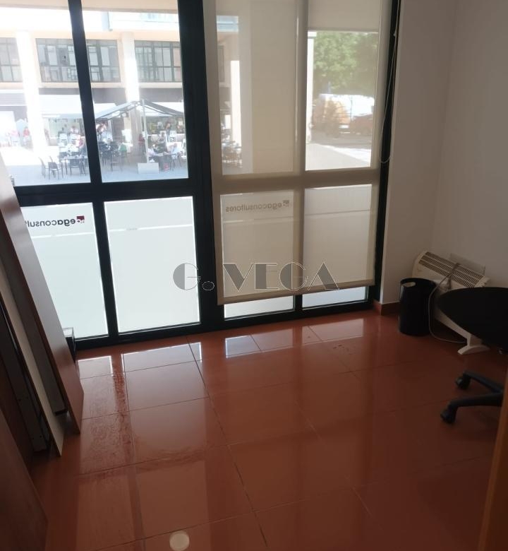 Oficina con cuatro despachos.
