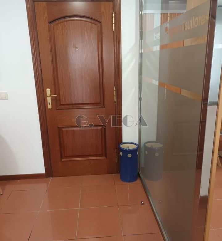 Oficina con cuatro despachos.
