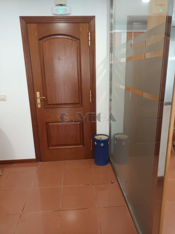 179130390847100029782_179130372395 Oficina con cuatro despachos.