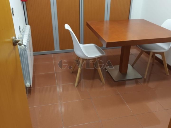 Oficina con cuatro despachos.