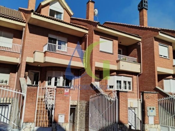 SE ALQUILA  ADOSADO DE TRES HABITACIONES EN TROBAJO DEL CAMINO.  URBANZIACION LAS MUNDINAS
