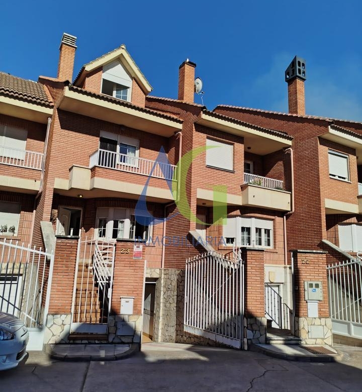 SE ALQUILA  ADOSADO DE TRES HABITACIONES EN TROBAJO DEL CAMINO.  URBANZIACION LAS MUNDINAS
