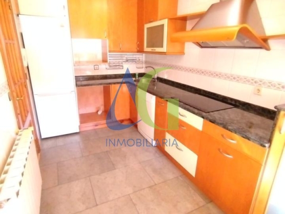 SE ALQUILA  ADOSADO DE TRES HABITACIONES EN TROBAJO DEL CAMINO.  URBANZIACION LAS MUNDINAS