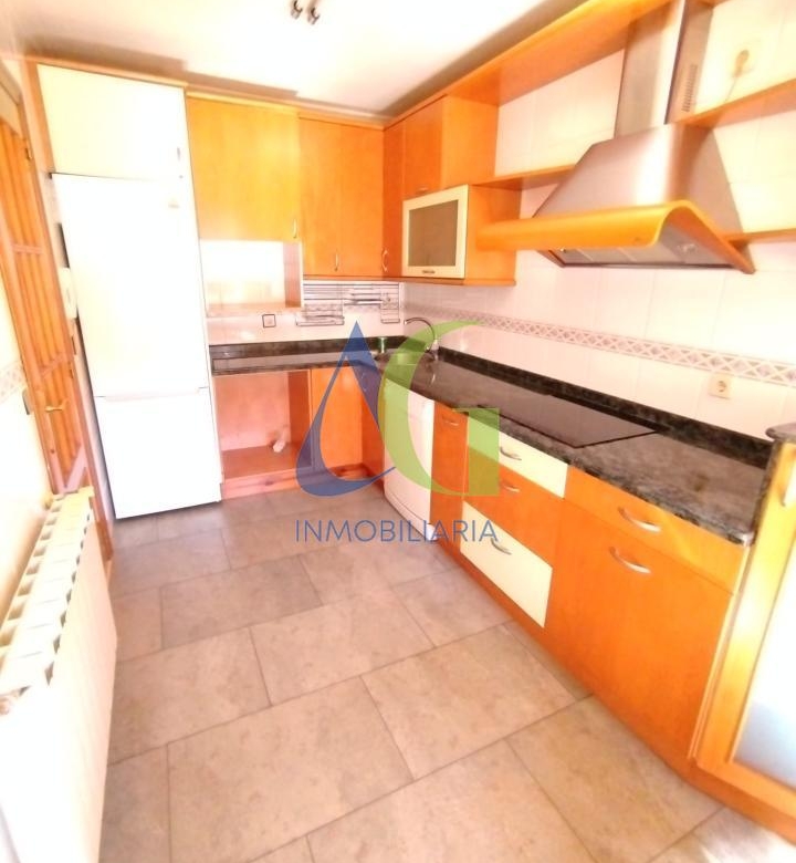 SE ALQUILA  ADOSADO DE TRES HABITACIONES EN TROBAJO DEL CAMINO.  URBANZIACION LAS MUNDINAS