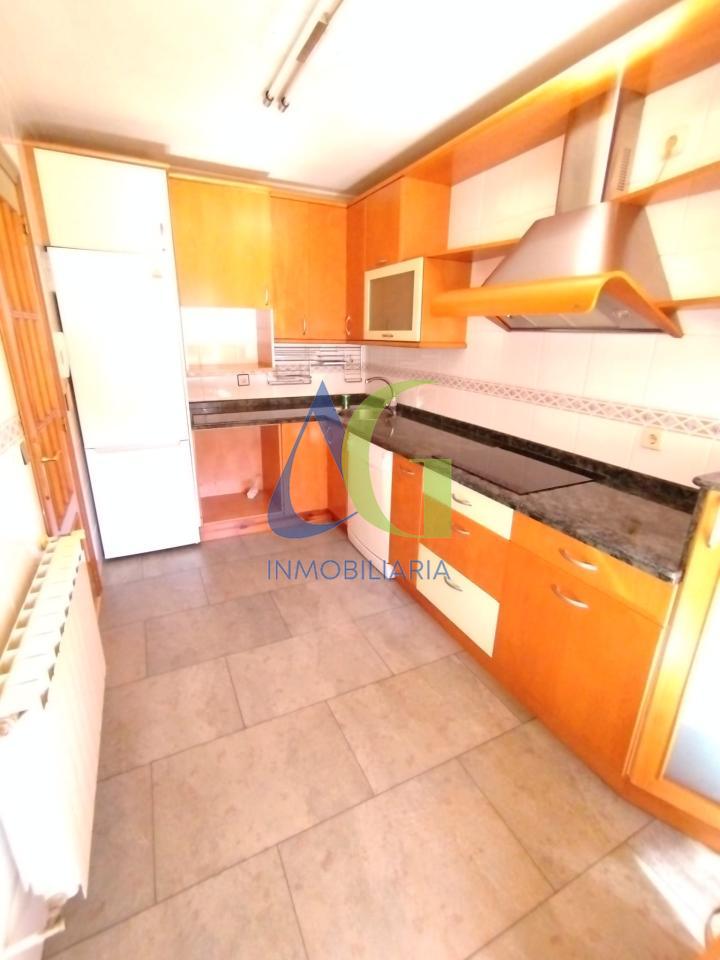 SE ALQUILA  ADOSADO DE TRES HABITACIONES EN TROBAJO DEL CAMINO.  URBANZIACION LAS MUNDINAS