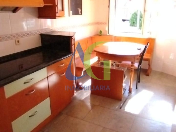 SE ALQUILA  ADOSADO DE TRES HABITACIONES EN TROBAJO DEL CAMINO.  URBANZIACION LAS MUNDINAS