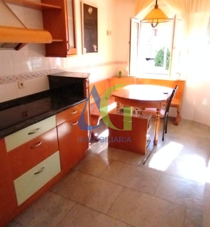 SE ALQUILA  ADOSADO DE TRES HABITACIONES EN TROBAJO DEL CAMINO.  URBANZIACION LAS MUNDINAS