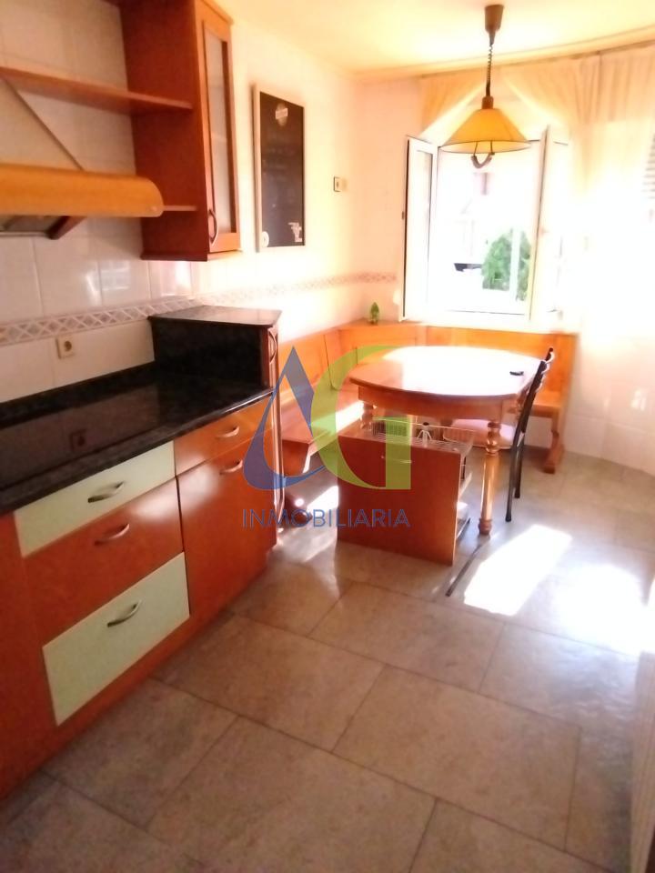 SE ALQUILA  ADOSADO DE TRES HABITACIONES EN TROBAJO DEL CAMINO.  URBANZIACION LAS MUNDINAS