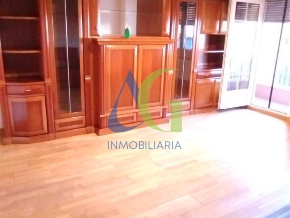 SE ALQUILA  ADOSADO DE TRES HABITACIONES EN TROBAJO DEL CAMINO.  URBANZIACION LAS MUNDINAS