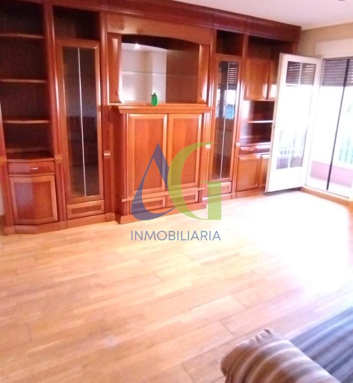 SE ALQUILA  ADOSADO DE TRES HABITACIONES EN TROBAJO DEL CAMINO.  URBANZIACION LAS MUNDINAS