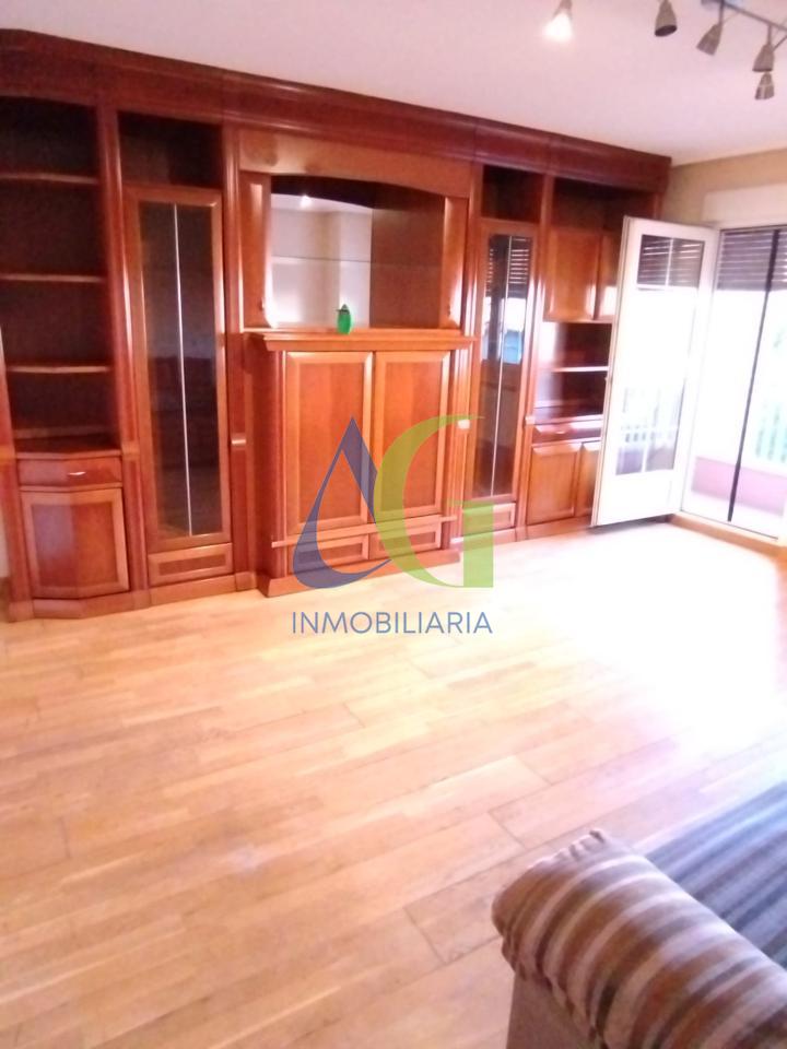SE ALQUILA  ADOSADO DE TRES HABITACIONES EN TROBAJO DEL CAMINO.  URBANZIACION LAS MUNDINAS