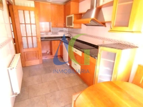 SE ALQUILA  ADOSADO DE TRES HABITACIONES EN TROBAJO DEL CAMINO.  URBANZIACION LAS MUNDINAS
