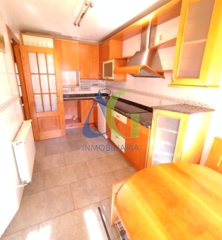 SE ALQUILA  ADOSADO DE TRES HABITACIONES EN TROBAJO DEL CAMINO.  URBANZIACION LAS MUNDINAS