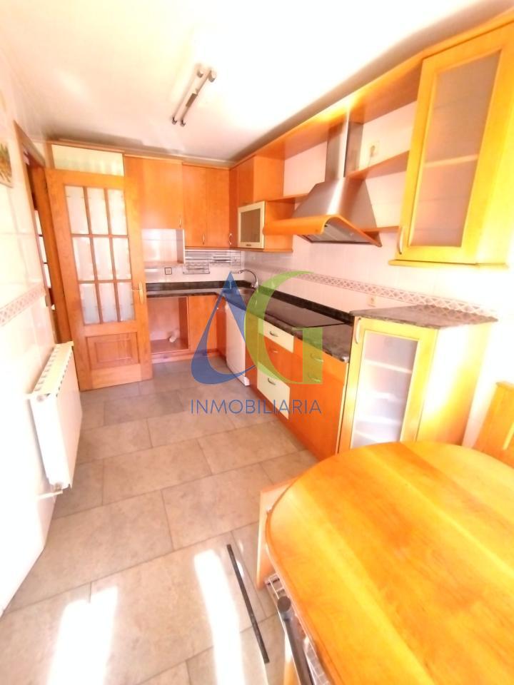 SE ALQUILA  ADOSADO DE TRES HABITACIONES EN TROBAJO DEL CAMINO.  URBANZIACION LAS MUNDINAS