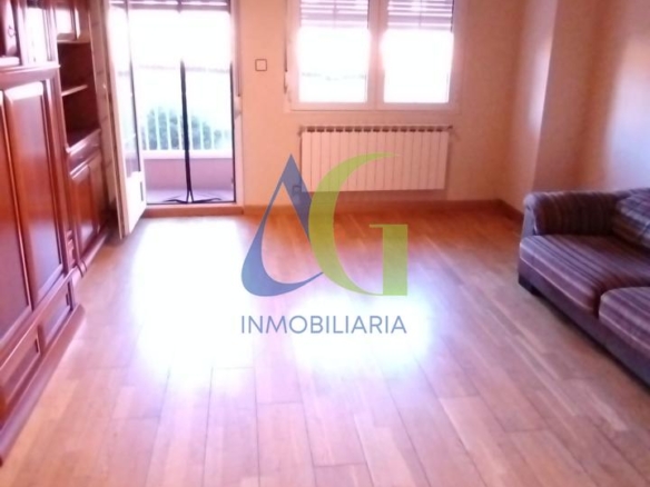 SE ALQUILA  ADOSADO DE TRES HABITACIONES EN TROBAJO DEL CAMINO.  URBANZIACION LAS MUNDINAS