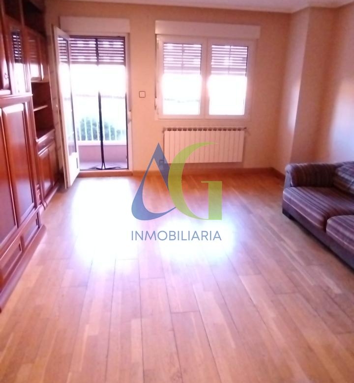 SE ALQUILA  ADOSADO DE TRES HABITACIONES EN TROBAJO DEL CAMINO.  URBANZIACION LAS MUNDINAS