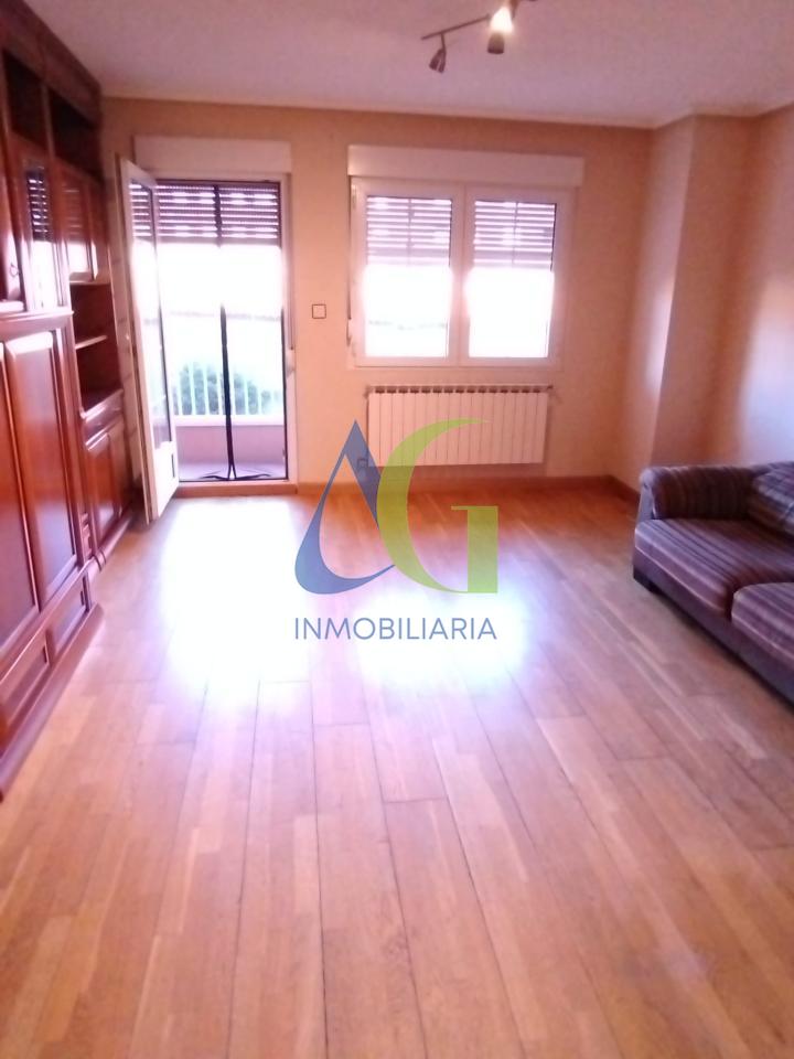 SE ALQUILA  ADOSADO DE TRES HABITACIONES EN TROBAJO DEL CAMINO.  URBANZIACION LAS MUNDINAS