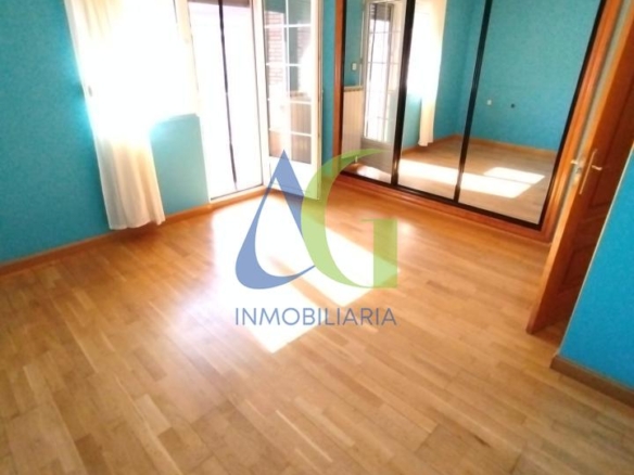 SE ALQUILA  ADOSADO DE TRES HABITACIONES EN TROBAJO DEL CAMINO.  URBANZIACION LAS MUNDINAS
