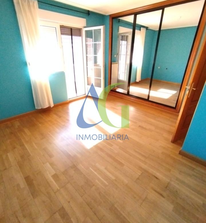 SE ALQUILA  ADOSADO DE TRES HABITACIONES EN TROBAJO DEL CAMINO.  URBANZIACION LAS MUNDINAS
