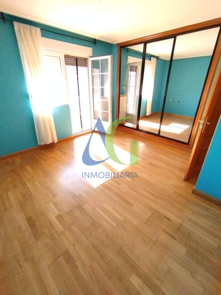 SE ALQUILA  ADOSADO DE TRES HABITACIONES EN TROBAJO DEL CAMINO.  URBANZIACION LAS MUNDINAS