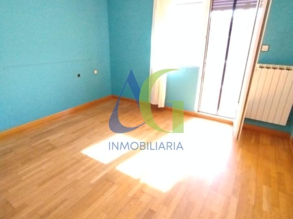 SE ALQUILA  ADOSADO DE TRES HABITACIONES EN TROBAJO DEL CAMINO.  URBANZIACION LAS MUNDINAS