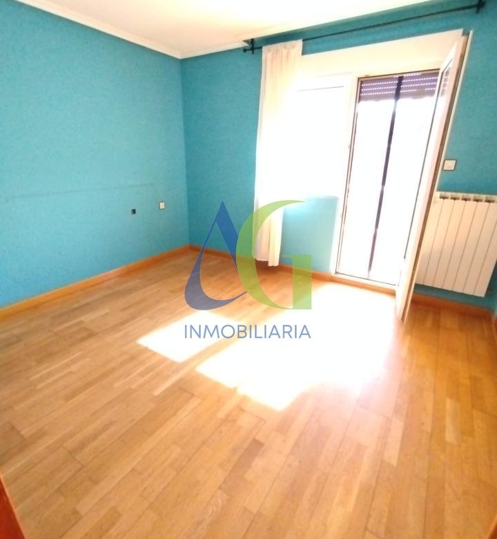 SE ALQUILA  ADOSADO DE TRES HABITACIONES EN TROBAJO DEL CAMINO.  URBANZIACION LAS MUNDINAS