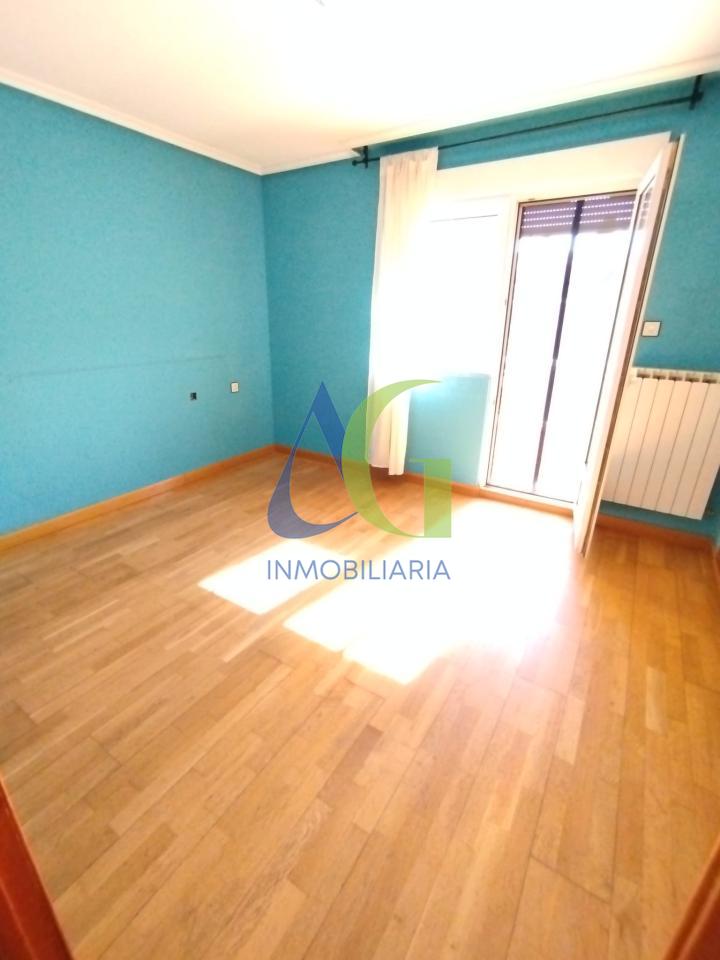 SE ALQUILA  ADOSADO DE TRES HABITACIONES EN TROBAJO DEL CAMINO.  URBANZIACION LAS MUNDINAS