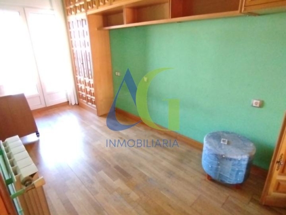 SE ALQUILA  ADOSADO DE TRES HABITACIONES EN TROBAJO DEL CAMINO.  URBANZIACION LAS MUNDINAS