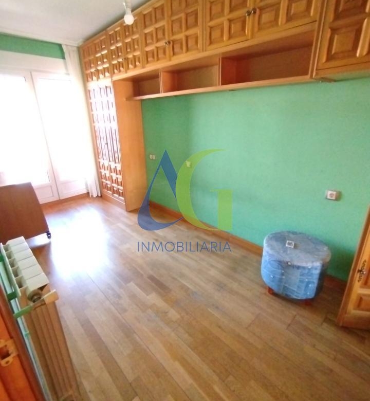 SE ALQUILA  ADOSADO DE TRES HABITACIONES EN TROBAJO DEL CAMINO.  URBANZIACION LAS MUNDINAS