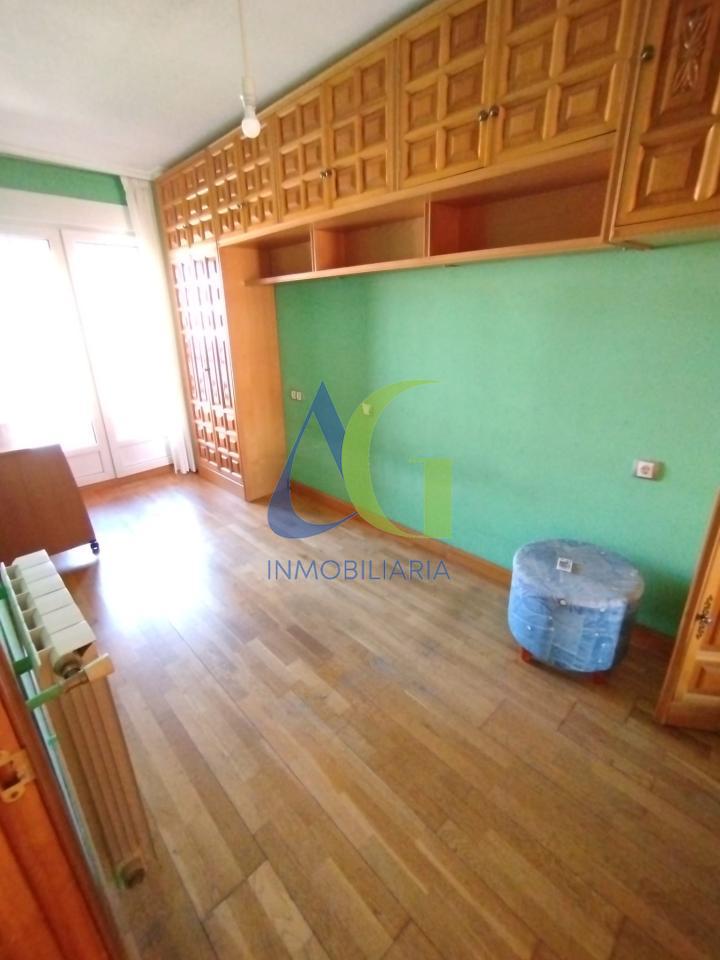 SE ALQUILA  ADOSADO DE TRES HABITACIONES EN TROBAJO DEL CAMINO.  URBANZIACION LAS MUNDINAS