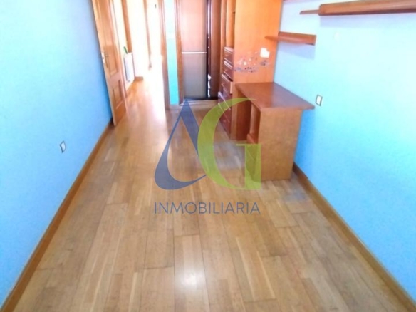 SE ALQUILA  ADOSADO DE TRES HABITACIONES EN TROBAJO DEL CAMINO.  URBANZIACION LAS MUNDINAS
