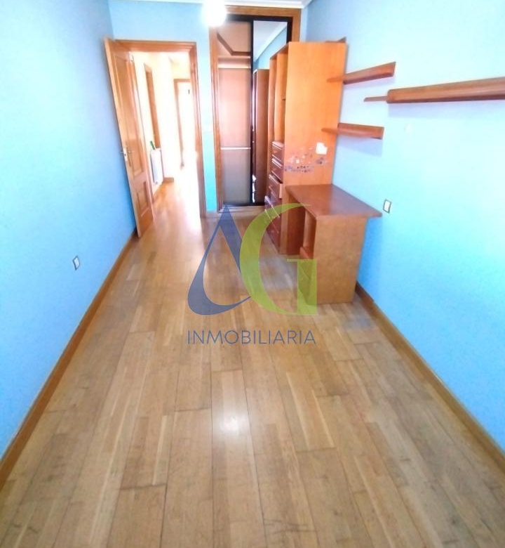 SE ALQUILA  ADOSADO DE TRES HABITACIONES EN TROBAJO DEL CAMINO.  URBANZIACION LAS MUNDINAS