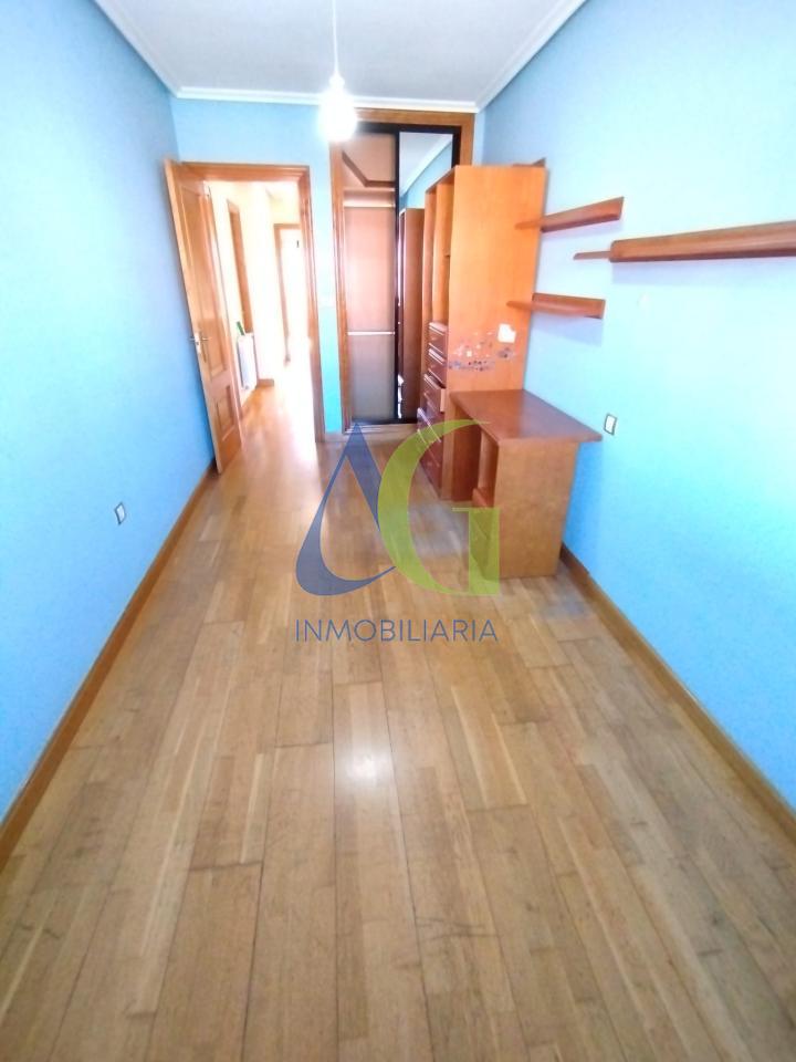 SE ALQUILA  ADOSADO DE TRES HABITACIONES EN TROBAJO DEL CAMINO.  URBANZIACION LAS MUNDINAS