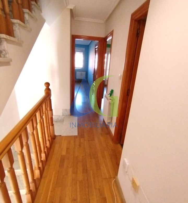 SE ALQUILA  ADOSADO DE TRES HABITACIONES EN TROBAJO DEL CAMINO.  URBANZIACION LAS MUNDINAS