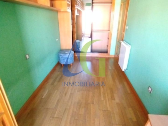 SE ALQUILA  ADOSADO DE TRES HABITACIONES EN TROBAJO DEL CAMINO.  URBANZIACION LAS MUNDINAS