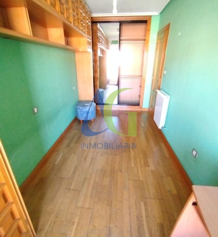 SE ALQUILA  ADOSADO DE TRES HABITACIONES EN TROBAJO DEL CAMINO.  URBANZIACION LAS MUNDINAS