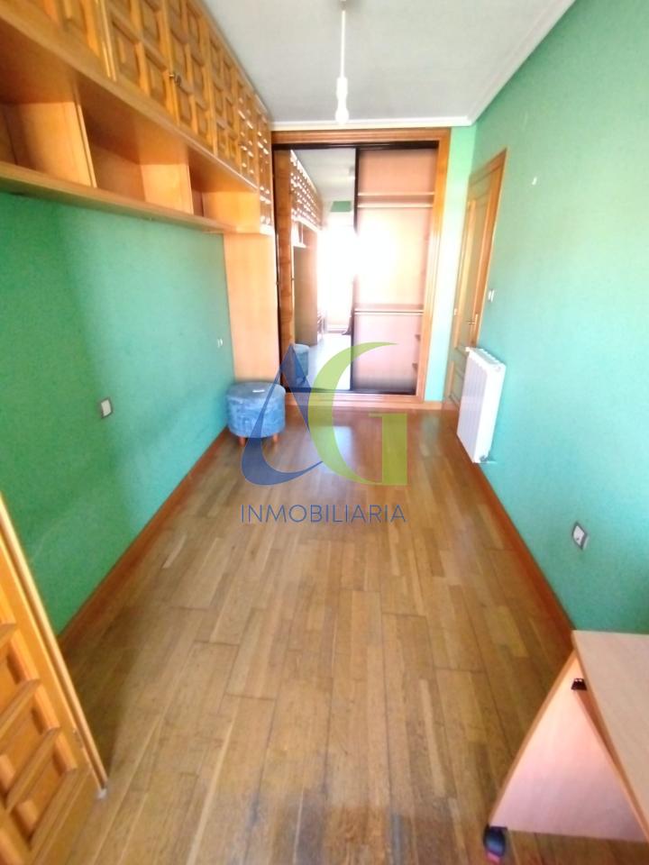 SE ALQUILA  ADOSADO DE TRES HABITACIONES EN TROBAJO DEL CAMINO.  URBANZIACION LAS MUNDINAS