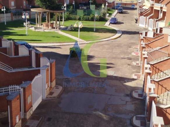 SE ALQUILA  ADOSADO DE TRES HABITACIONES EN TROBAJO DEL CAMINO.  URBANZIACION LAS MUNDINAS