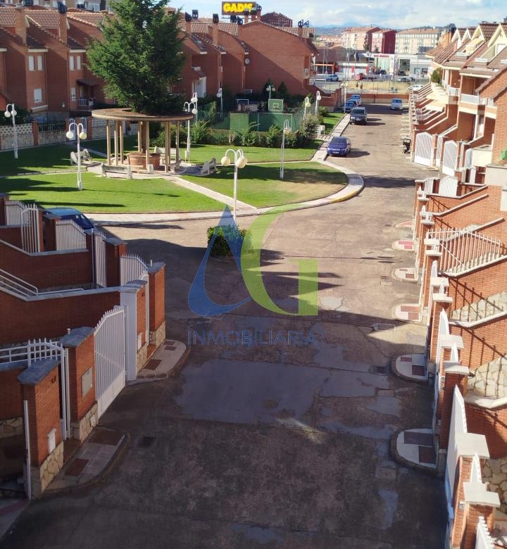 SE ALQUILA  ADOSADO DE TRES HABITACIONES EN TROBAJO DEL CAMINO.  URBANZIACION LAS MUNDINAS