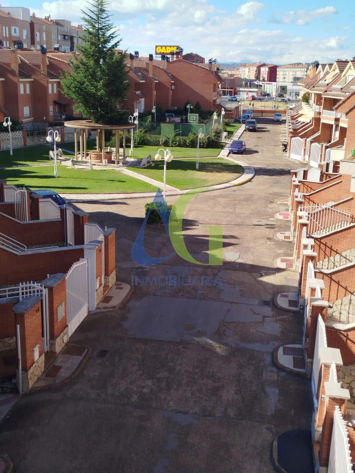 SE ALQUILA  ADOSADO DE TRES HABITACIONES EN TROBAJO DEL CAMINO.  URBANZIACION LAS MUNDINAS